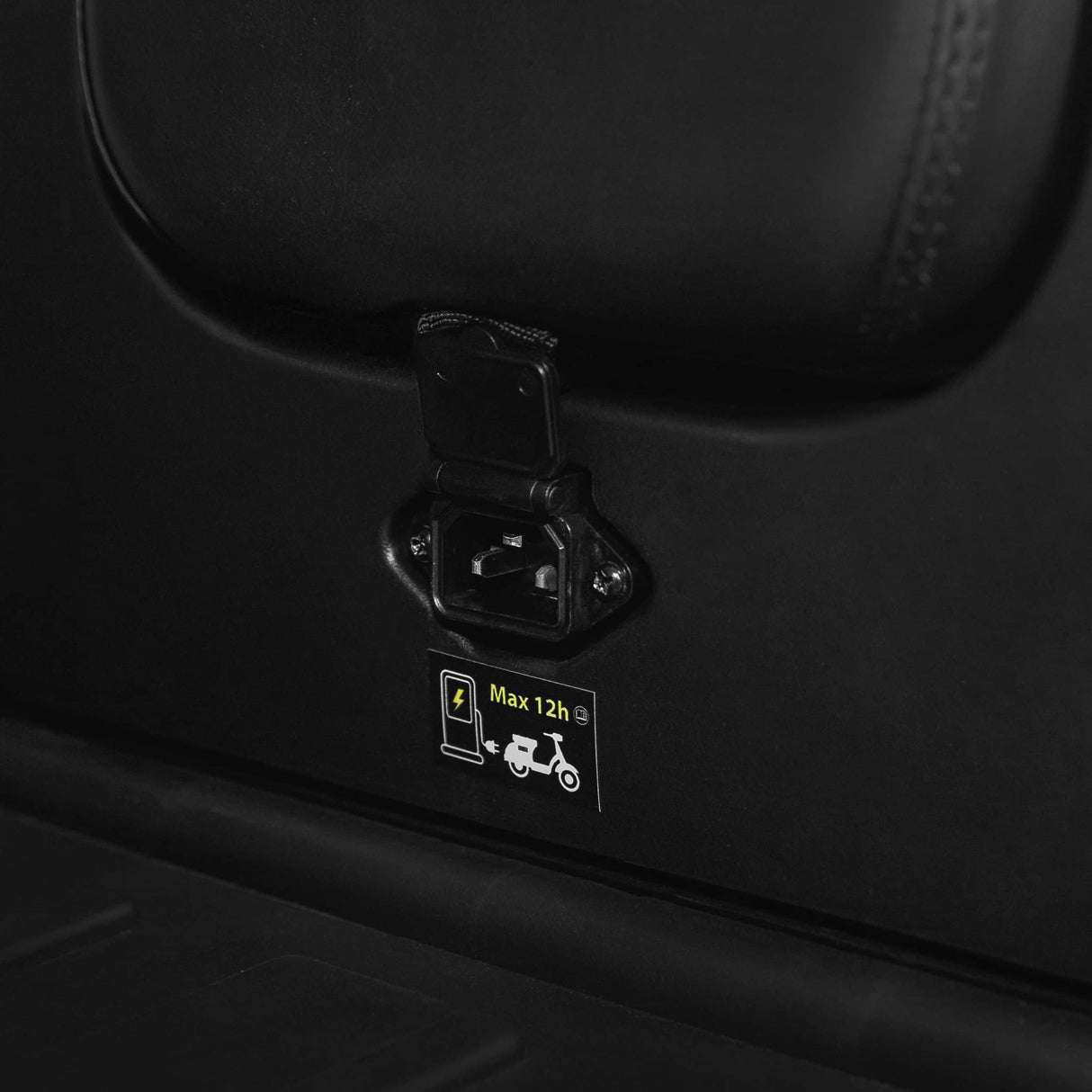 Triciclu Electric, Fara Permis, Motor 1000W, 2-3 locuri, APM2 Alb, Autonomie pana la 36km, viteza maxima 25 km pe ora, Omologat RAR